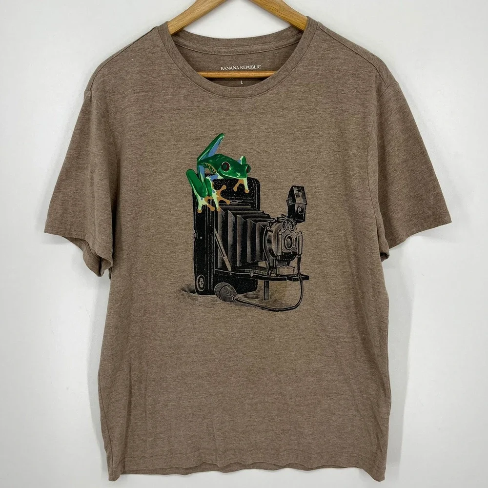 Banana Republic Mens Large Brown Graphic T-Shirt Frog Vintage Camera Photography